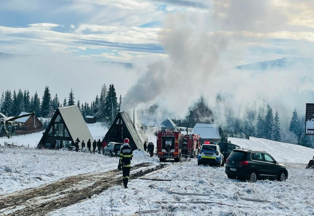 Cabană cuprinsă de incendiu în Copcea! Au intervenit pompierii, dar şi 20 de localnici (FOTO)