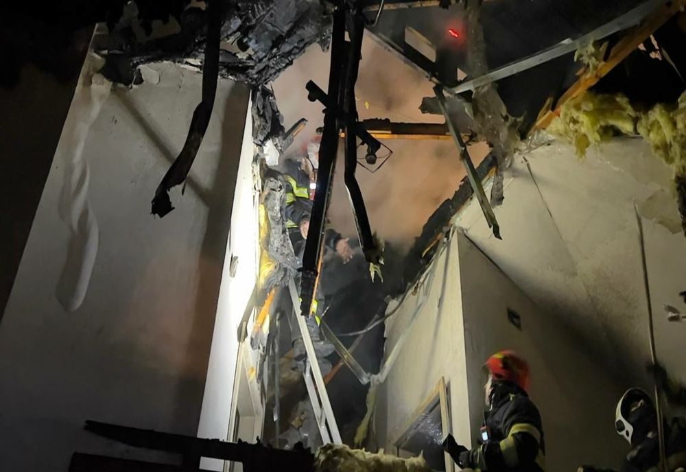 Casă cuprinsă de flăcări! Au intervenit pompierii cu două autospeciale (FOTO)