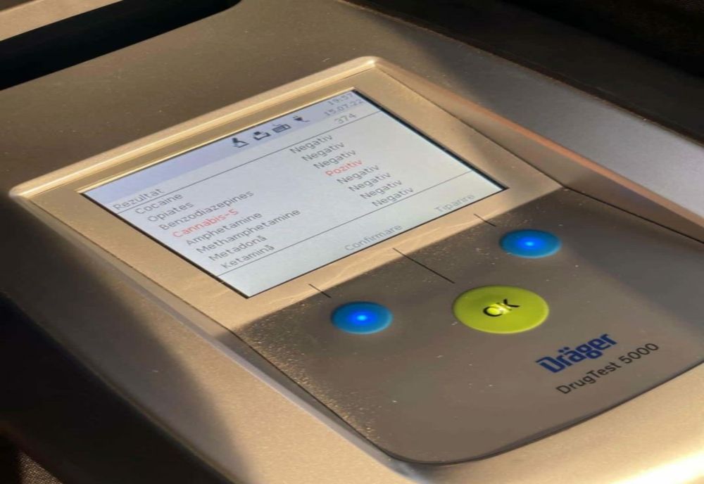 Doi tineri prinşi la volan sub influenţa drogurilor