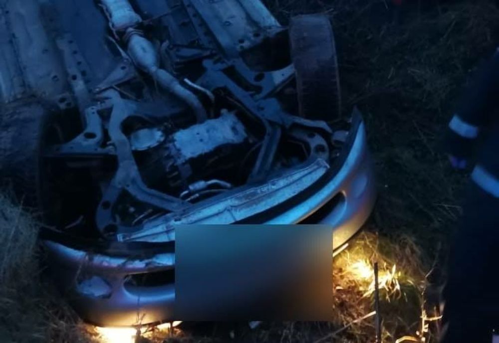 Tânără rănită după ce s-a răsturnat cu maşina pe un drum judeţean din Cluj