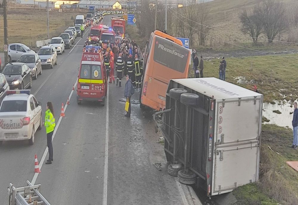 Accident între Cluj şi Gherla! Un autocar cu pasageri a ieşit de pe şosea (FOTO)