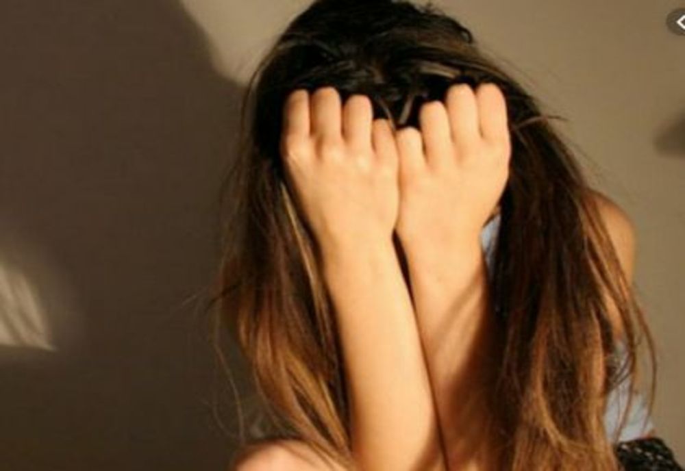 Minoră de 16 ani obligată să se prostitueze! Doi tineri care îi căutau clienţi au fost prinşi de poliţişti