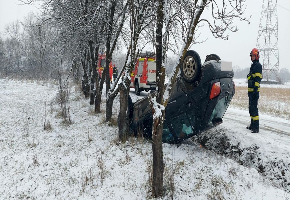 Accident în Jucu de Mijloc! O şoferiţă a fost rănită după ce s-a răsturnat cu maşina (FOTO)