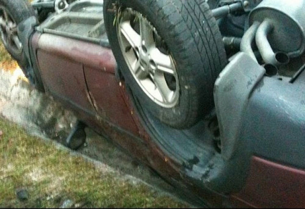 Accident în Fildu de Mijloc! Un tânăr din Cluj a lovit un stâlp şi s-a răsturnat cu maşina