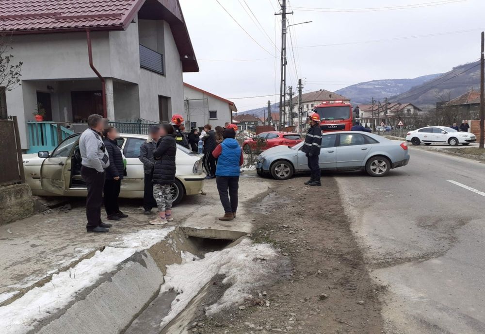 Accident în Fizeşu Gherlii! Două femei şi o minoră au fost rănite şi au ajuns la spital (FOTO)