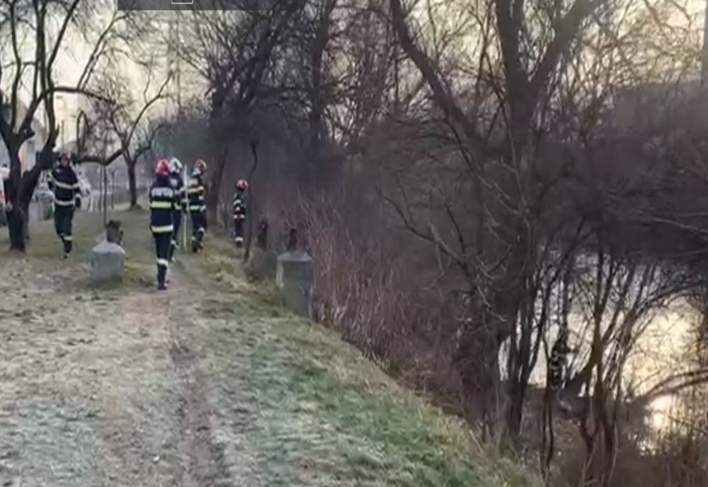 Femeie căzută în apele râului Someșul Mic în Cluj-Napoca! Pompierii încearcă să o salveze (VIDEO)