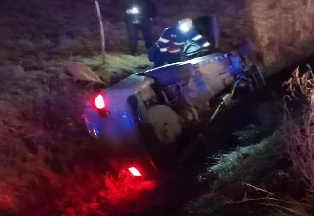 Accident în Coplean! Doi tineri au ajuns la spital după ce s-au răsturnat cu maşina într-un şanţ (FOTO)