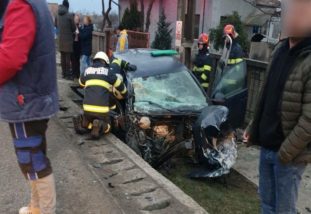Accident în Jucu provocat de o tânără din Maramureş! A intrat cu maşina într-un TIR condus de un bistriţean băut (FOTO)