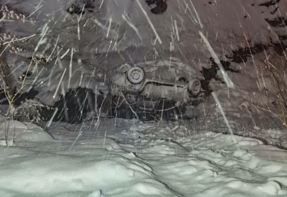 Doi copii şi părinţii lor au fost răniţi după ce s-au răsturnat cu maşina într-o râpă (FOTO)