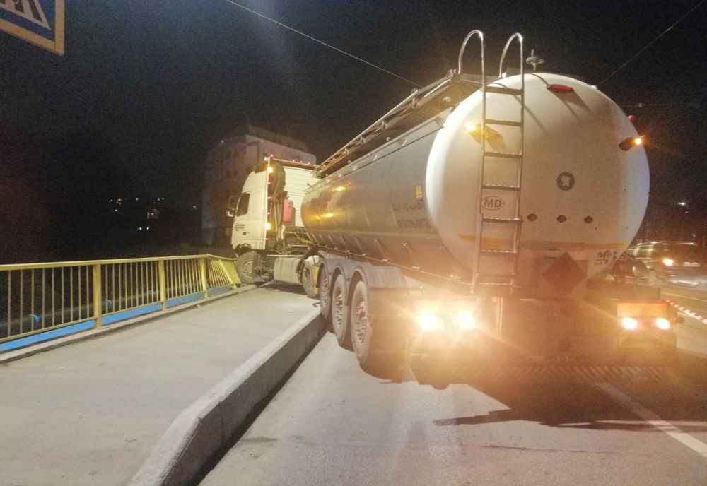 Accident în Cluj-Napoca! Șoferul unui autocamion, la spital