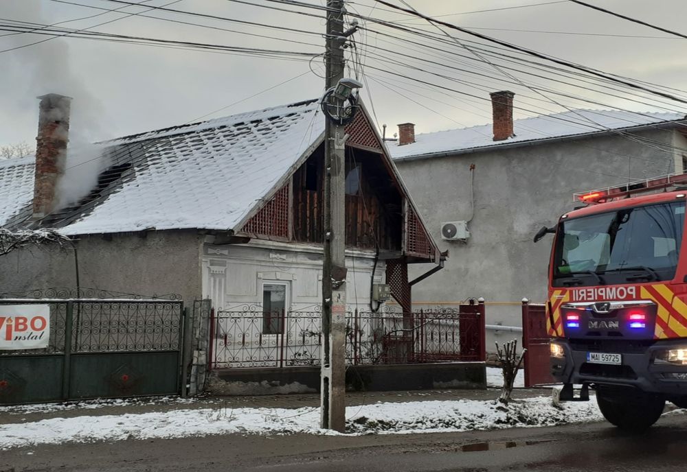 Incendiu la o casă din Huedin! Proprietarei i s-a făcut rău şi a ajuns la spital (FOTO)
