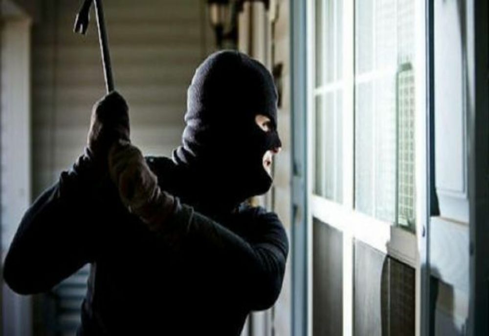 O familie din Cluj-Napoca a rămas fără 37.000 de euro! Hoţii le-au spart casa