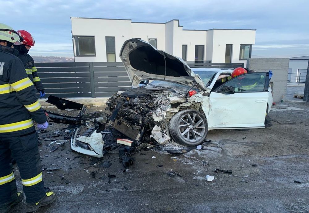 Patru bărbaţi răniţi într-un accident în Cluj-Napoca! Maşinile au fost distruse (FOTO)