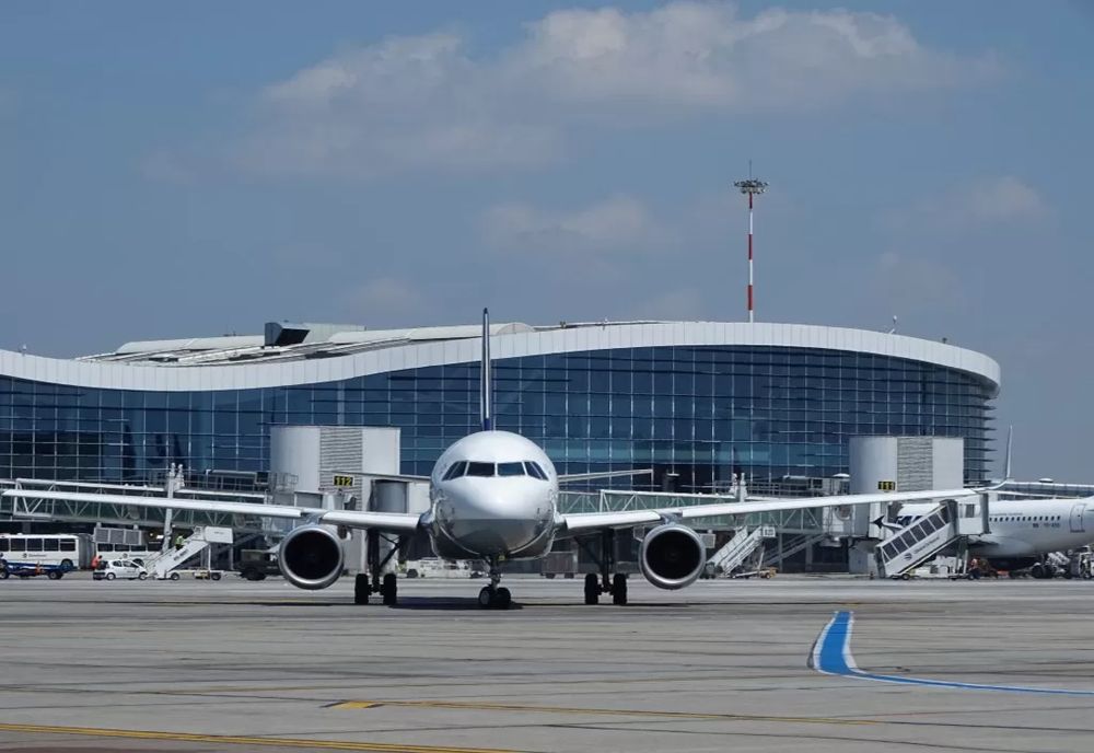 Bărbat băut, dat jos din avion cu cătuşe la mâini, pe aeroportul din Cluj-Napoca