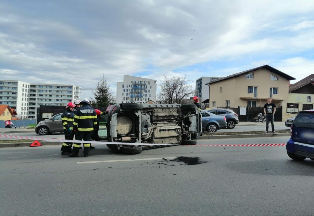 Accident cu 3 mașini pe Calea Turzii din Cluj-Napoca! Unul dintre șoferi s-a răsturnat  