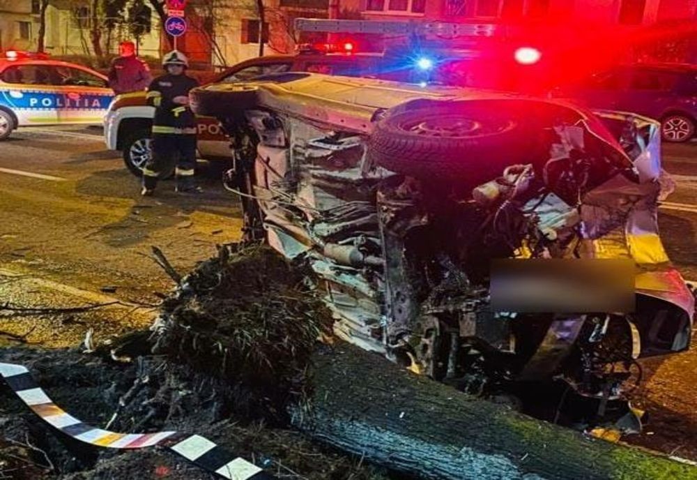 Grav accident în Cluj-Napoca! Un tânăr din Botoşani a rupt un copac şi s-a răsturnat cu maşina (FOTO)