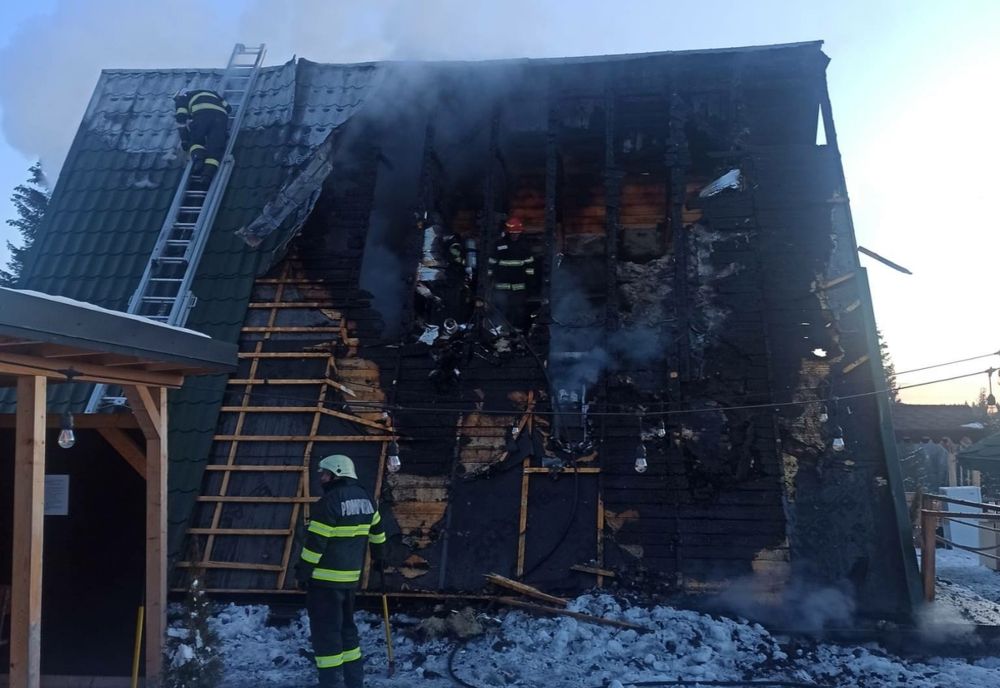 Cabană cuprinsă de flăcări în Mărişel! Au intervenit pompierii cu trei autospeciale (FOTO)