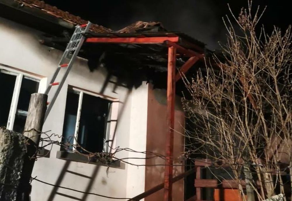 Intervenție a pompierilor pentru salvarea a două persoane surprinse de un incendiu în Dej (FOTO)
