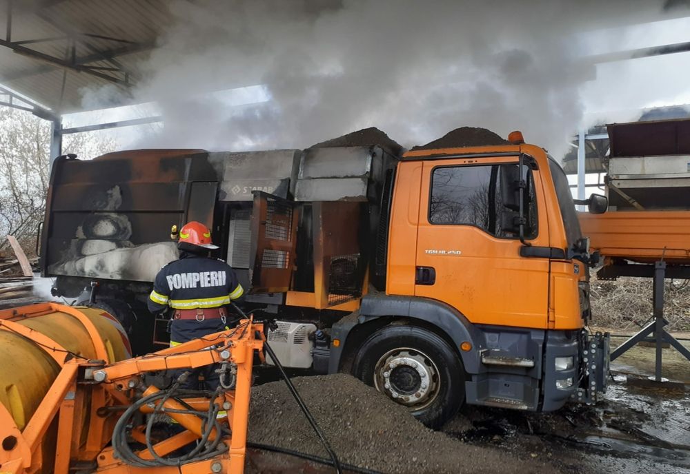 O autoutilitară destinată curățirii străzilor a fost distrusă de un incendiu în Dej (FOTO)