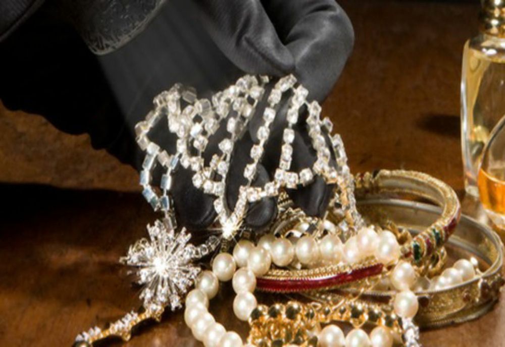 O casă parohială din judeţul Cluj a fost spartă în noaptea de Înviere