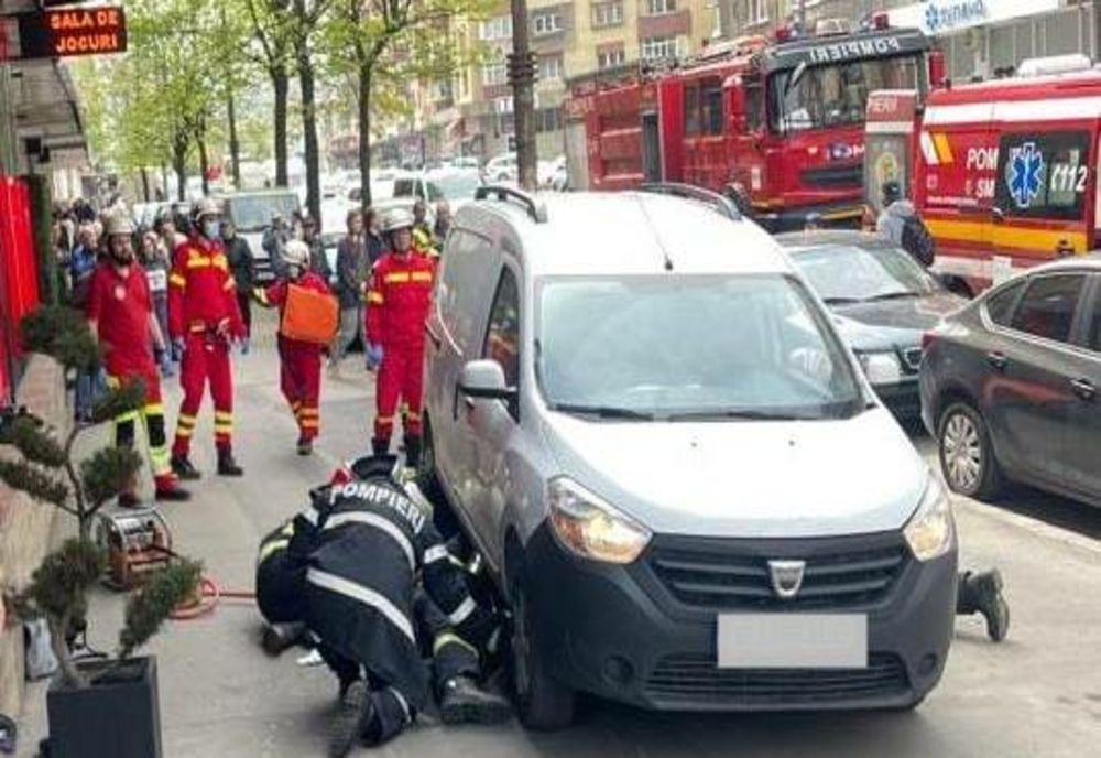 Femeie de 70 de ani călcat de o maşină pe un trotuar din Cluj-Napoca (FOTO)