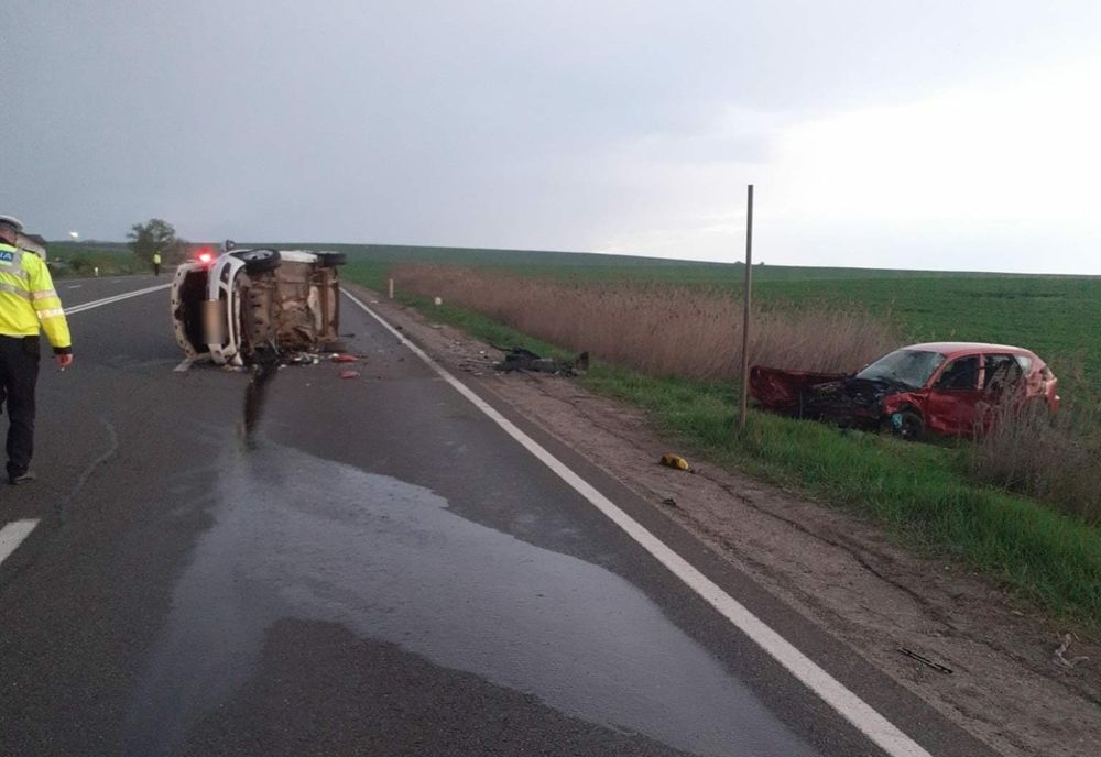 Accident cu două maşini în Copăceni! Trei persoane au fost rănite şi au ajuns la spital (FOTO)