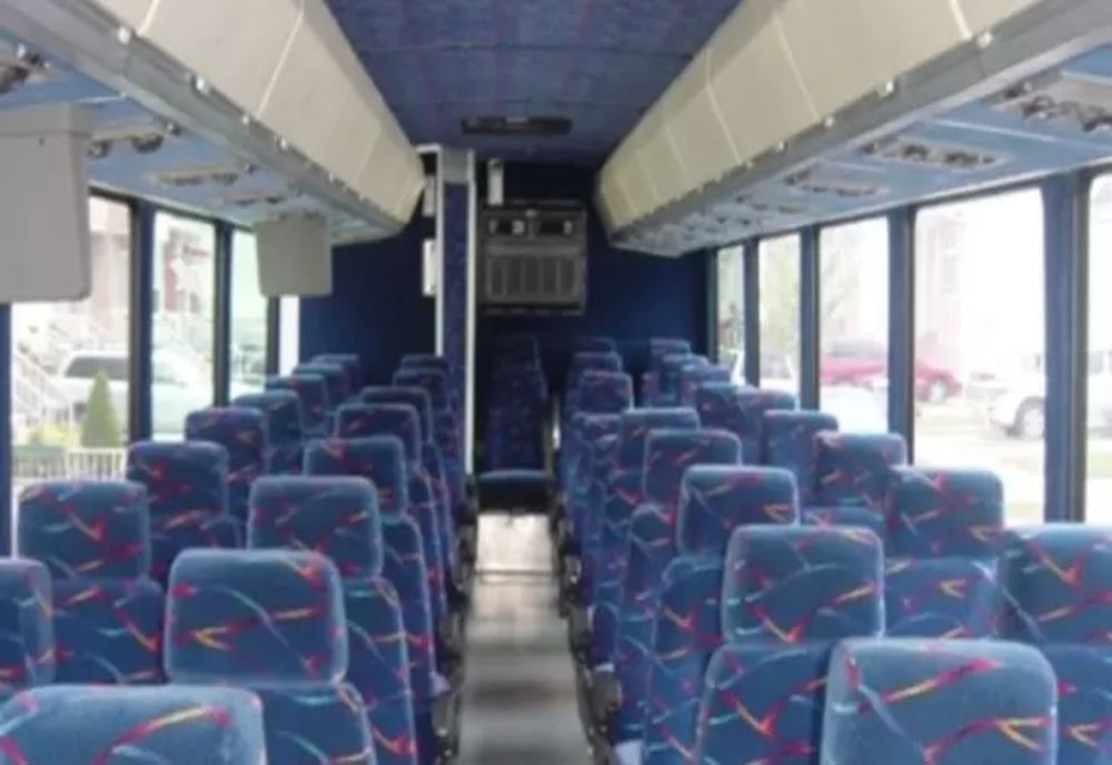 Bărbat beat, pus pe scandal într-un autobuz din Cluj. Dialog halucinant cu un pasager: ”În numele lui Iisus îți poruncesc să stai jos!”