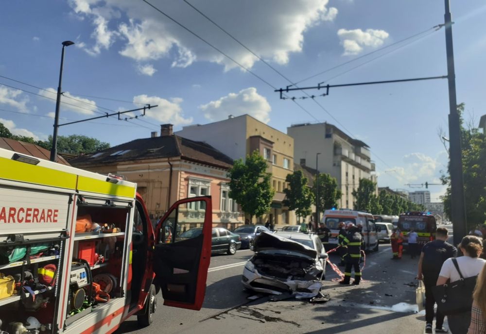 Accident cu 5 maşini în centrul Clujului! Patru persoane au fost rănite şi au ajuns la spital (FOTO)