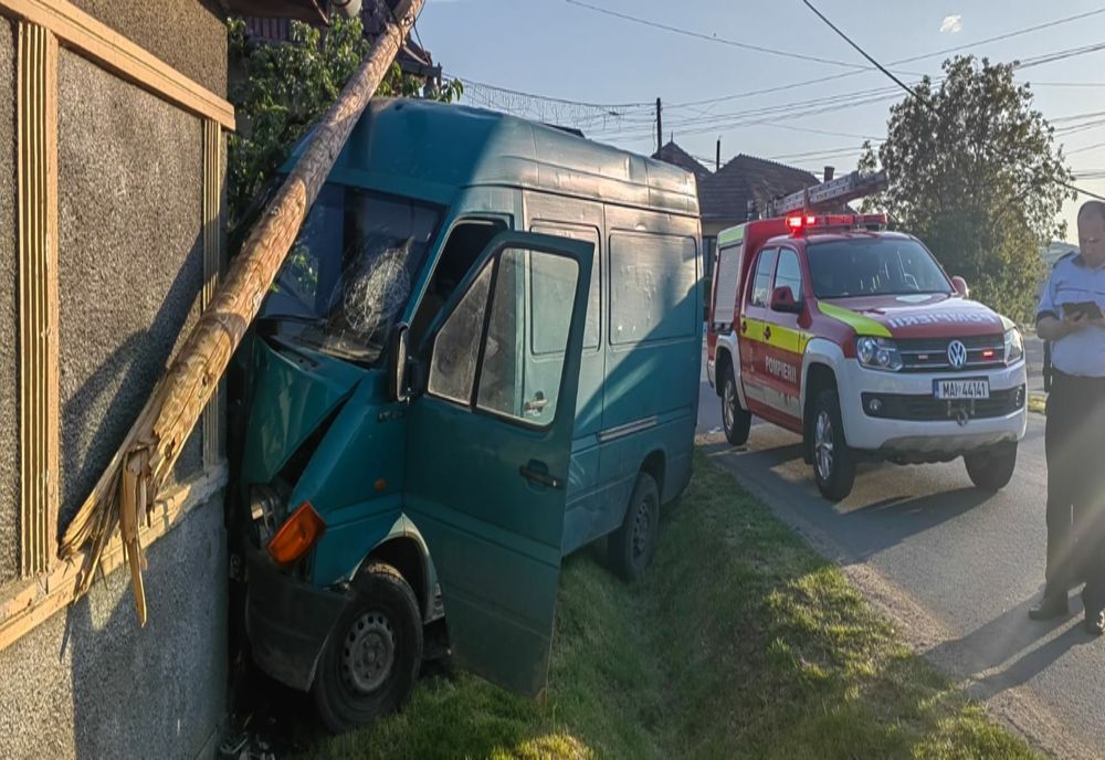 Accident într-o localitate din judeţul Cluj! Un tânăr beat a intrat cu duba într-o casă (FOTO)