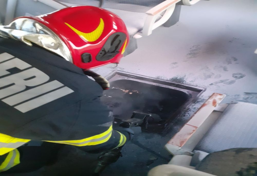 Un tren de călători a luat foc într-o gară din județul Cluj! Peste 100 de persoane s-au autoevacuat 