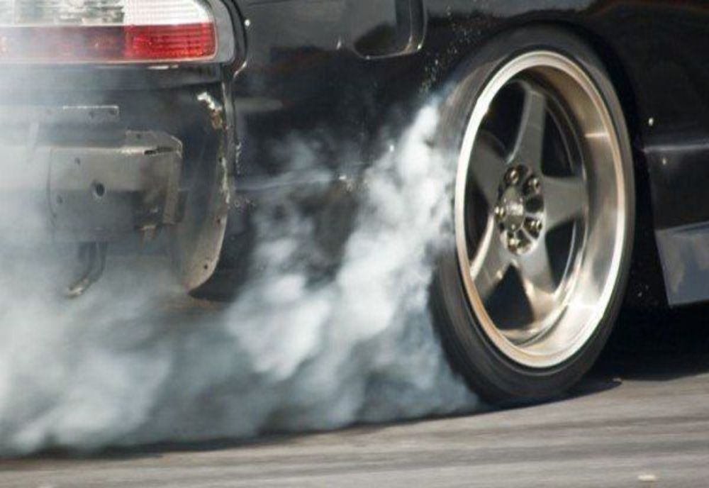 Curier prins în timp ce făcea drifturi cu mașina firmei, într-un sens giratoriu din Cluj. Amenda uriașă primită (VIDEO)