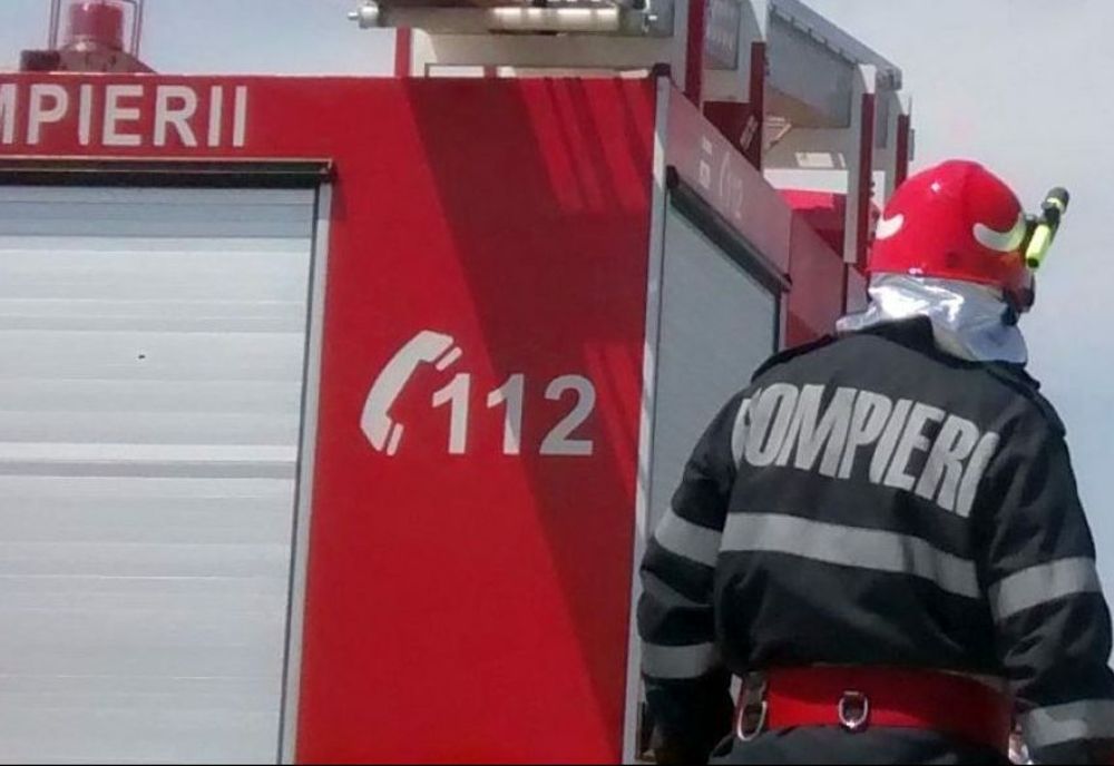 Incendiu la o casă din Dej! Pompierii au salvat un bărbat şi o femeie de la balcon