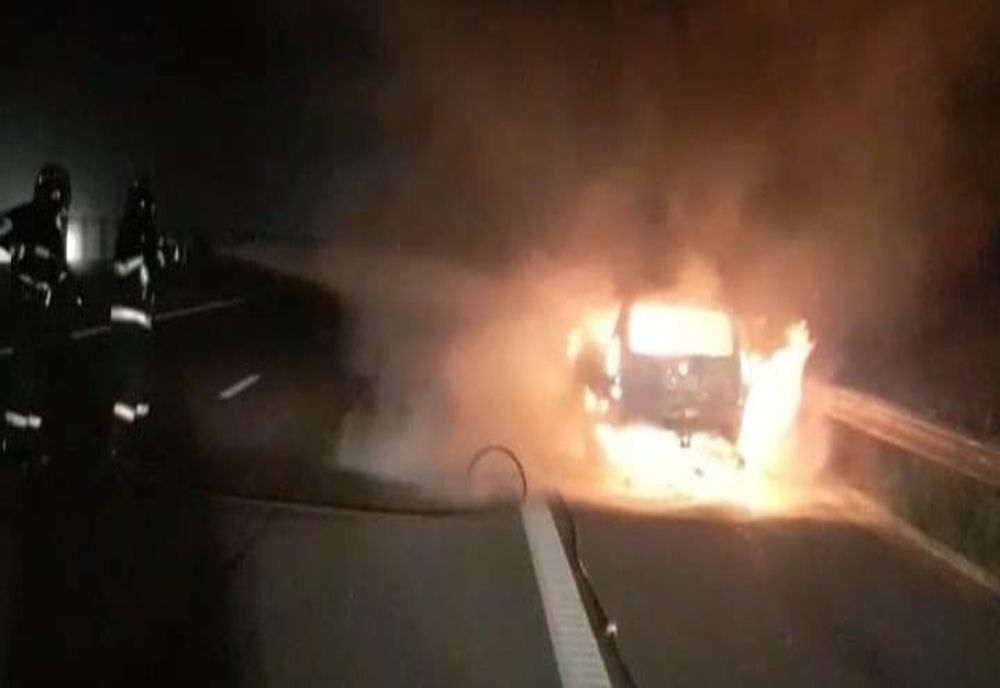 Incendiu pe Autostrada A3! O maşină a fost distrusă de flăcări (FOTO)