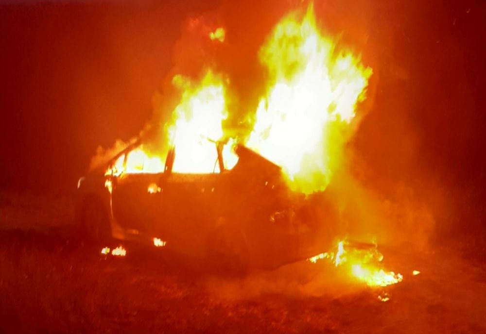 Tragedie într-o localitate din judeţul Cluj! Un bărbat a murit după ce maşina sa a luat foc (FOTO)
