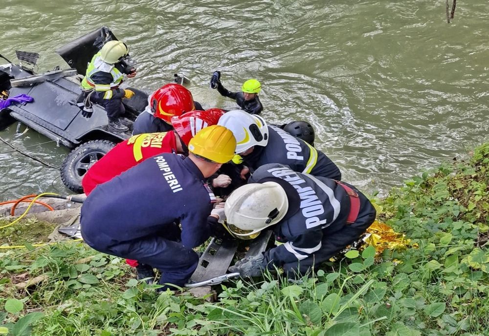 Maşină căzută în râul Arieş: Sunt căutaţi posibilii supravieţuitori