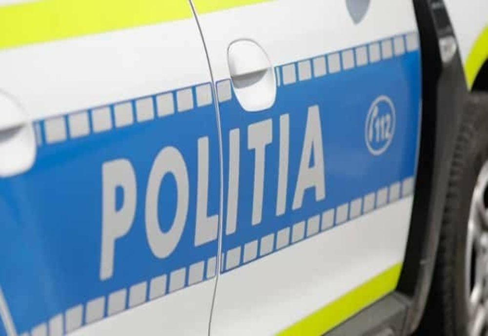Polițist filmat de un șofer în timp ce-i rupea intenționat talonul mașinii VIDEO