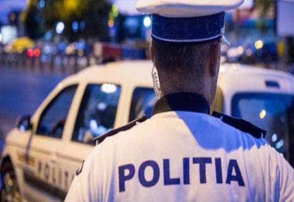 POLIŢIŞTI AMENINŢAŢI CU TOPOARELE DE DOI BĂRBAŢI REVOLTAȚI CĂ LI S-A CERUT CĂ DEA MUZICA MAI ÎNCET. UN AGENT A TRAS UN FOC DE AVERTISMENT