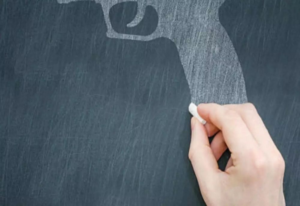 Alarmă la un liceu din Cluj. Un elev de 14 ani a venit cu pistolul la școală și și-a rănit o colegă în față