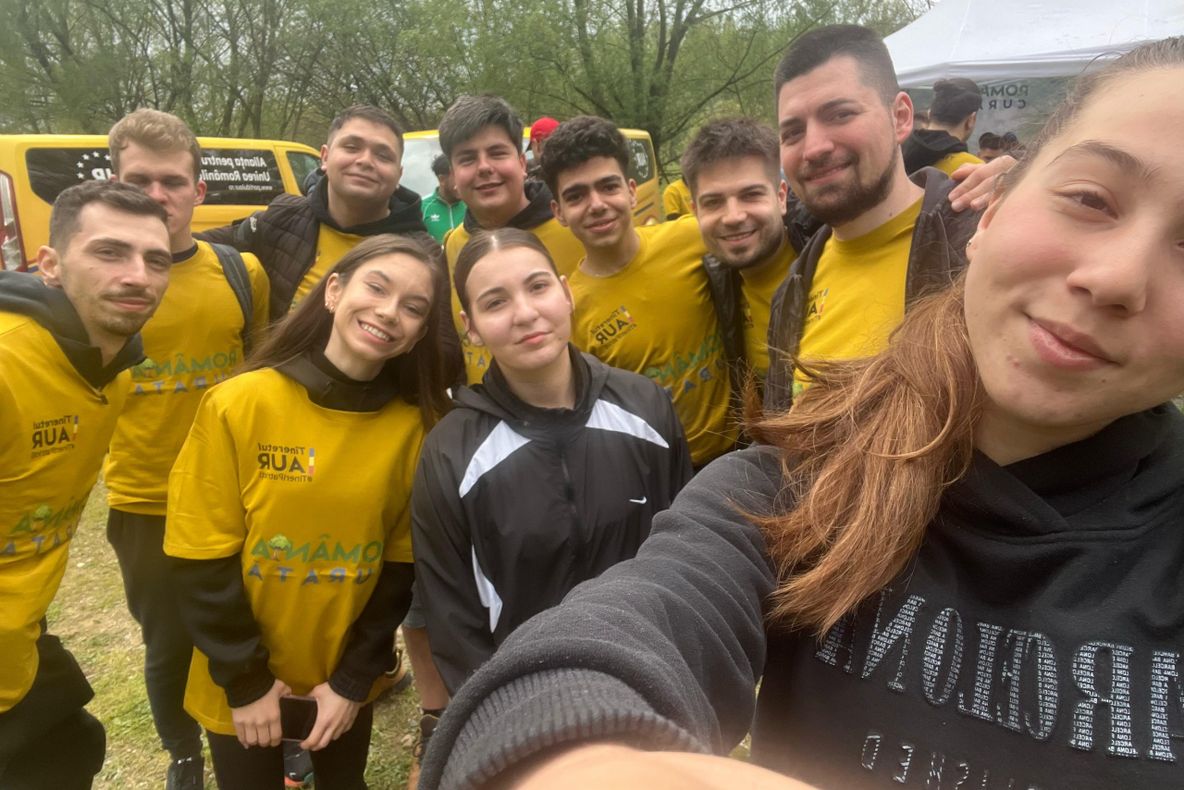 TINERETUL AUR CLUJ PARTICIPĂ ACTIV LA REÎMPĂDURIREA ROMÂNIEI 