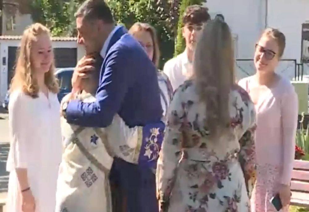 GEORGE SIMION ȘI SOȚIA SA ILINCA, LA BISERICĂ DUPĂ VOT. CEI DOI S-AU ÎMBRĂȚIȘAT CU OAMENII CARE I-AU ÎNTÂMPINAT LA INTRARE: IMAGINI EMOȚIONANTE