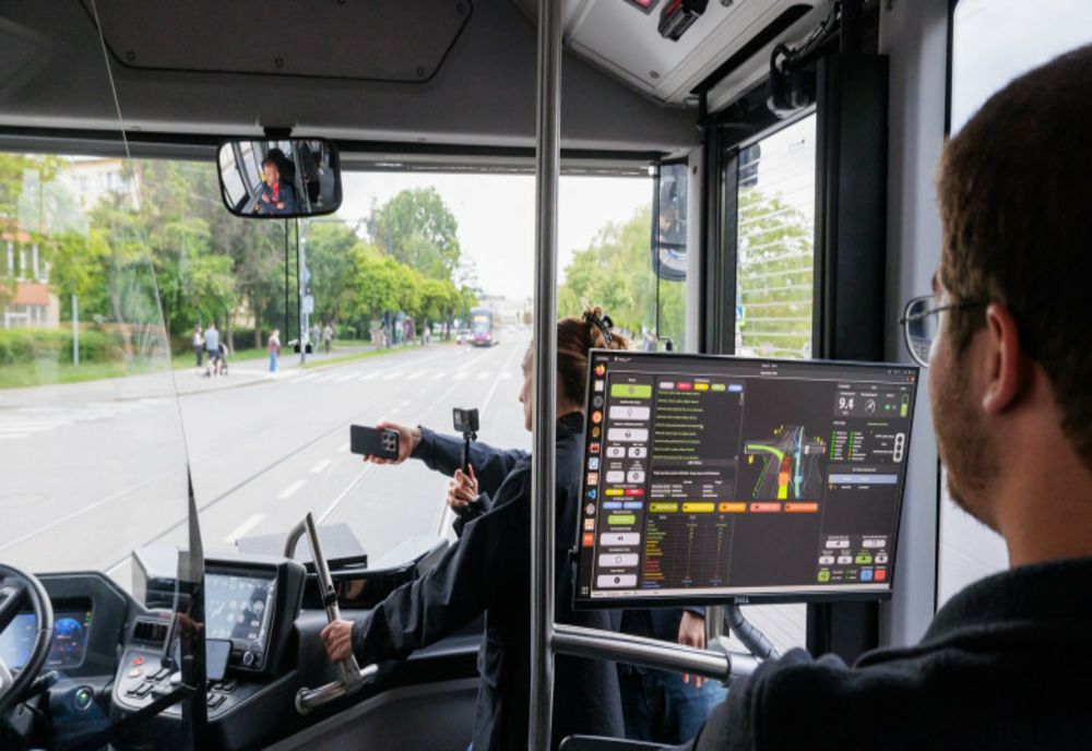 AUTOBUZ FĂRĂ ȘOFER, TESTAT ÎN PREMIERĂ LA CLUJ-NAPOCA: VIITORUL CIRCULĂ FĂRĂ ȘOFER, DAR CU VIZIUNE