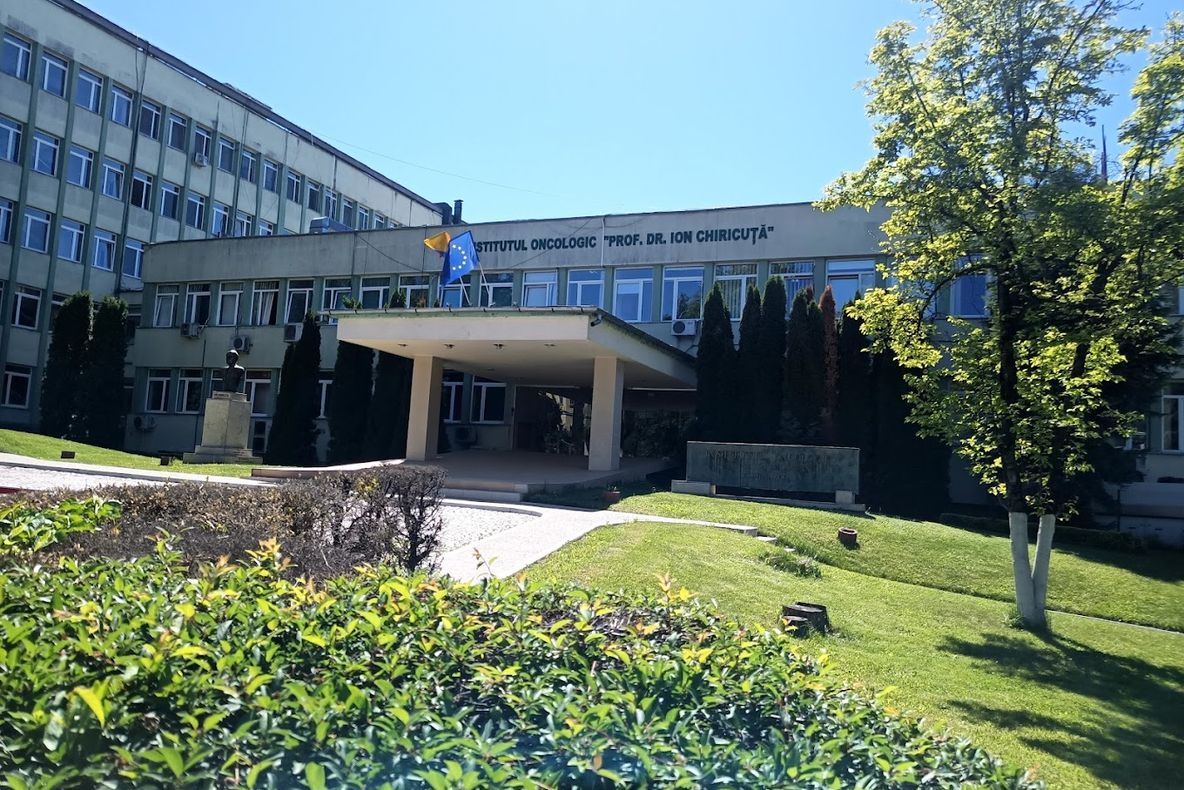 Institutul Oncologic „Prof. Dr. Ion Chiricuță” din Cluj-Napoca, iluminat în roz de Ziua Internațională de Luptă împotriva Cancerului de Sân