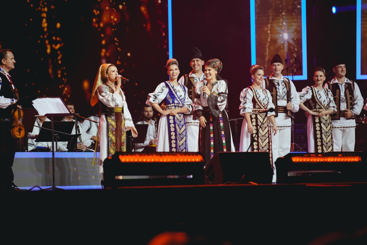 Peste 7000 de oameni au aplaudat spectacolul artistei Oana Bozga-Pintea