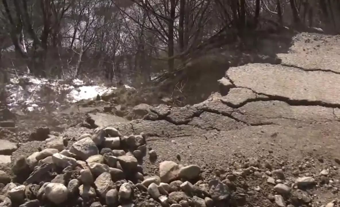 Zeci de familii, captive în propriile case după alunecările de teren