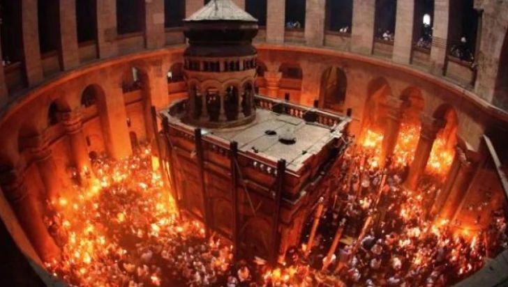 Ce se va întâmpla cu Sfânta Lumină de la Ierusalim. Reprezentantul Patriarhiei Române la Locurile Sfinte: ”Va fi probabil ca în perioada pandemiei”