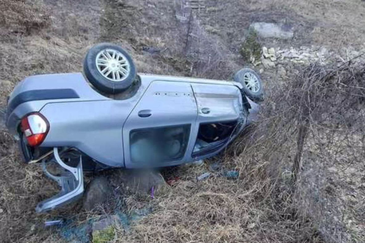 Cinci persoane rănite după ce un autoturism a căzut într-o râpă de zece metri, în județul Cluj