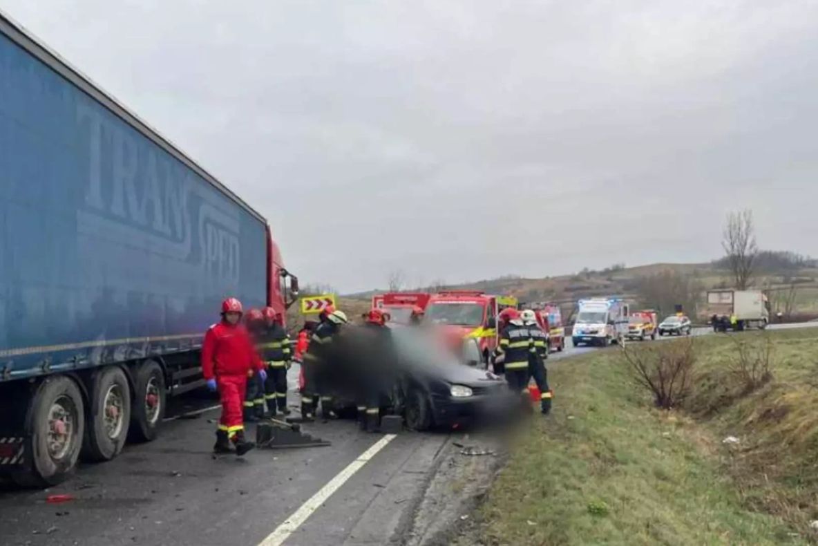 Tragedie rutieră în județul Cluj: cinci morți într-un accident în care au fost implicate două camioane şi un autoturism