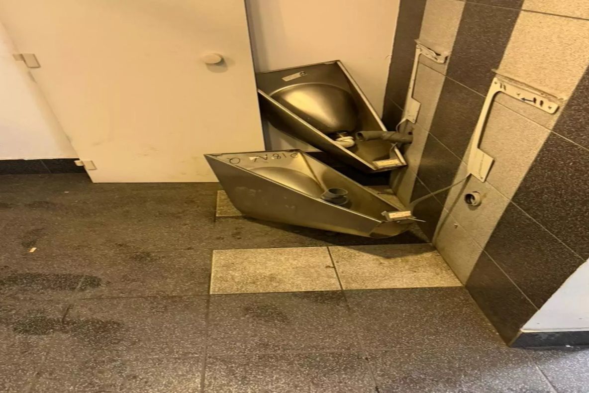 Imagini revoltătoare după derby-ul U Cluj – CFR Cluj: toalete devastate și scaune incendiate pe Cluj Arena - FOTO