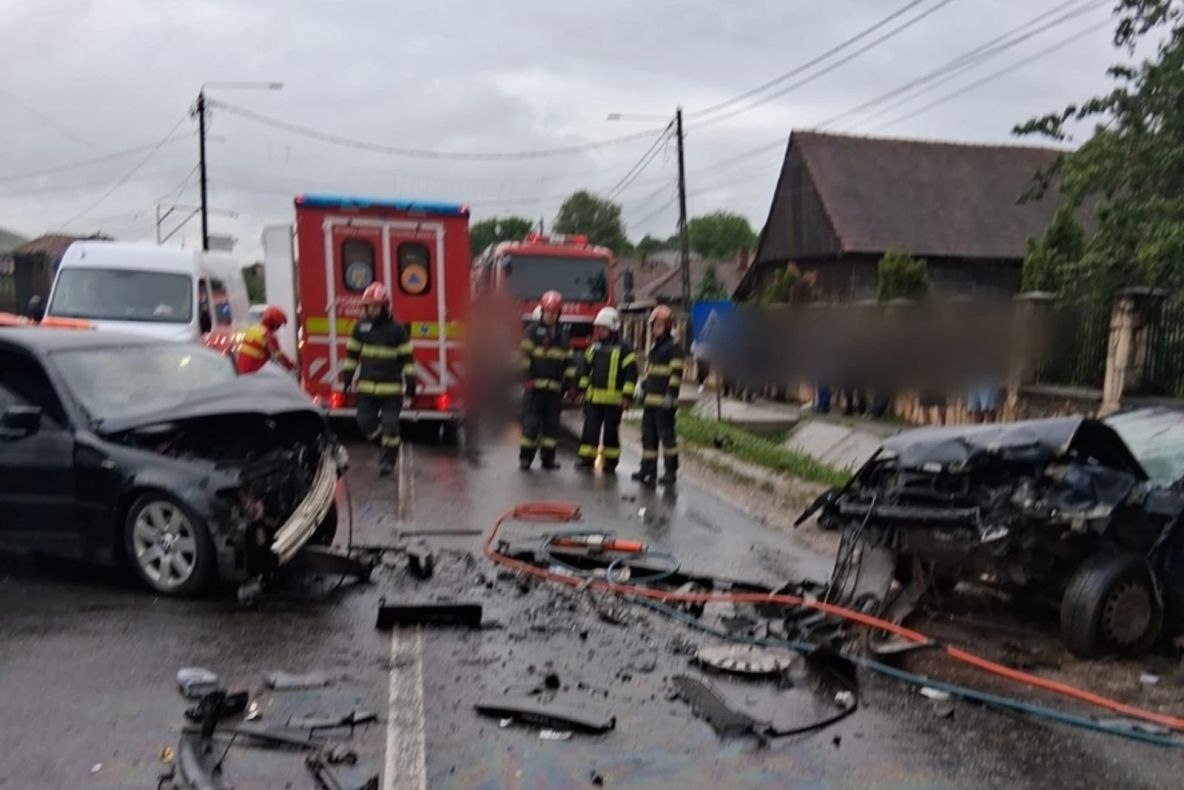 Accident grav în județul Cluj. Trei persoane au ajuns la spital după ce două autoturisme s-au ciocnit violent