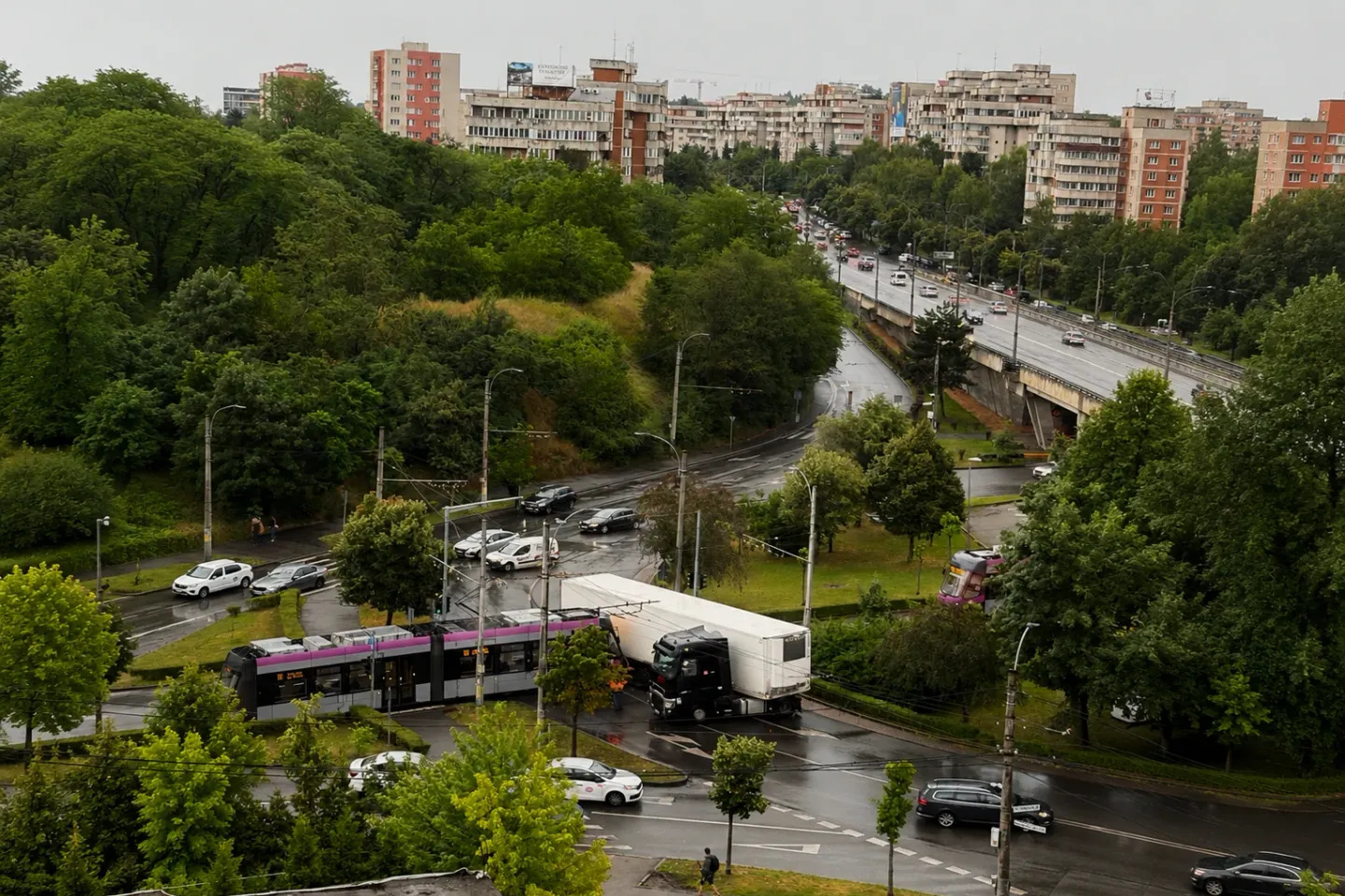 Oglindă rutieră orientată greșit la o intersecție din Cluj-Napoca, șoferii cer intervenția autorităților